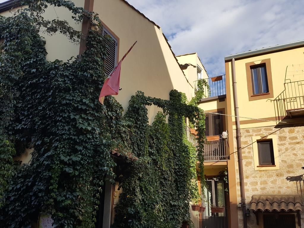 La Volpe E L'Uva B&B 피아차암머리나 외부 사진